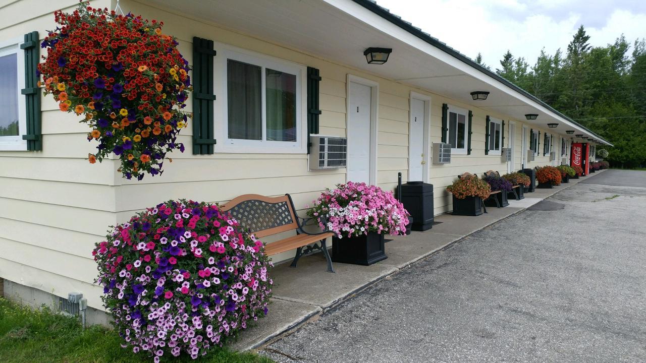 Sunset Motel At Armand'S Gardens Saint Ignace Exterior photo
