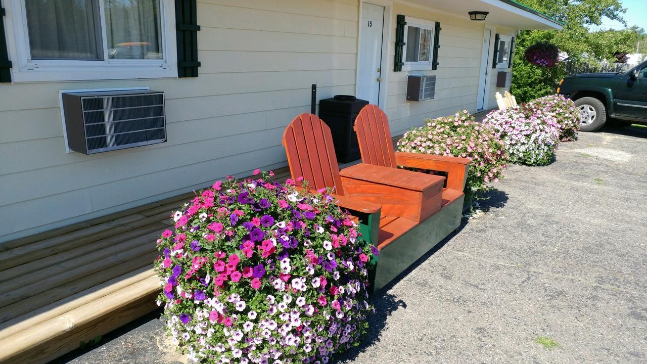Sunset Motel At Armand'S Gardens Saint Ignace Exterior photo