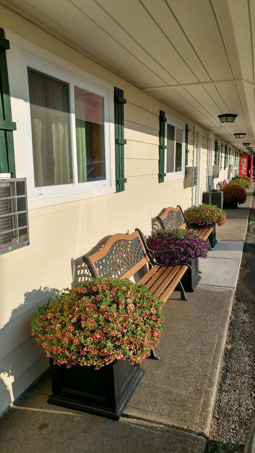 Sunset Motel At Armand'S Gardens Saint Ignace Exterior photo