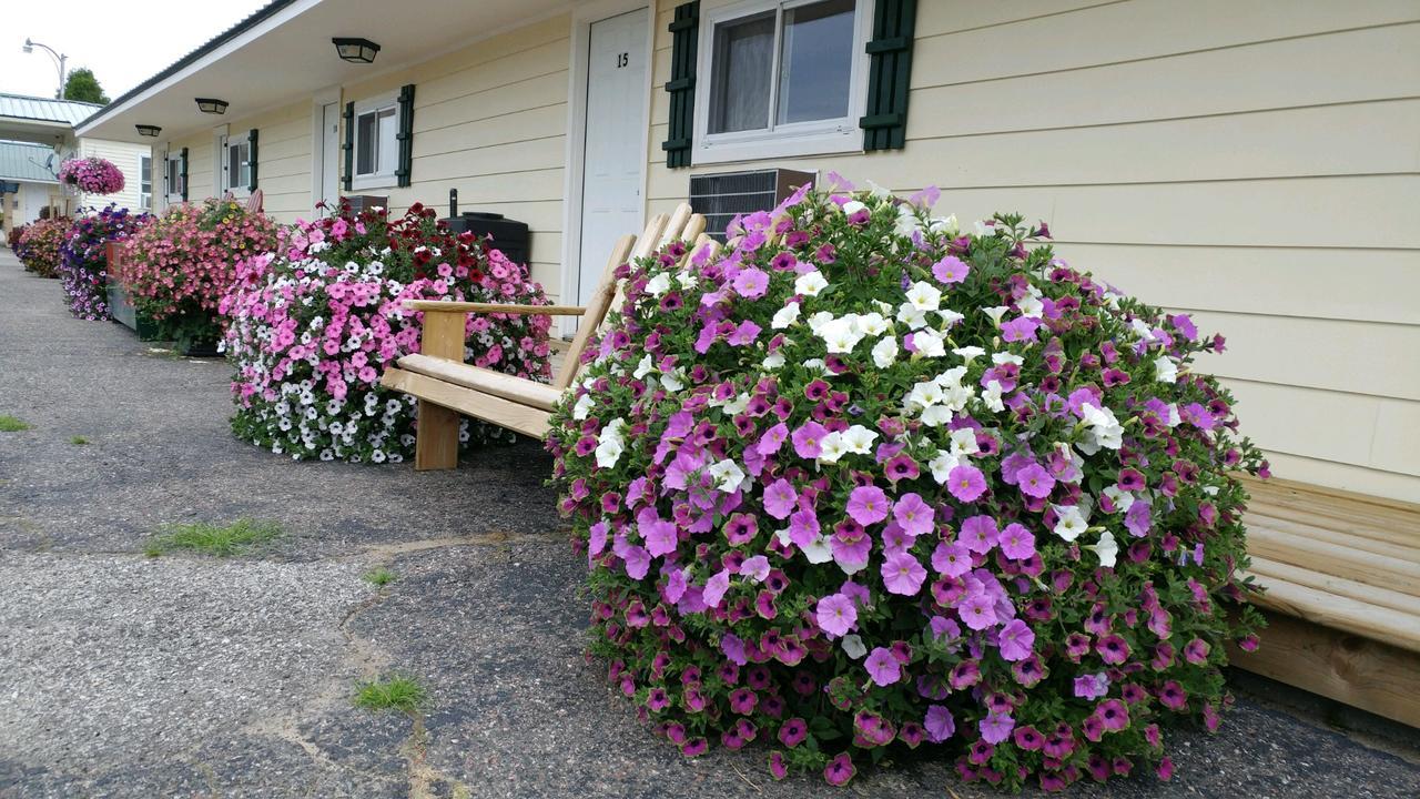Sunset Motel At Armand'S Gardens Saint Ignace Exterior photo