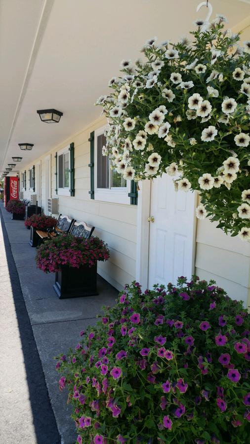 Sunset Motel At Armand'S Gardens Saint Ignace Exterior photo