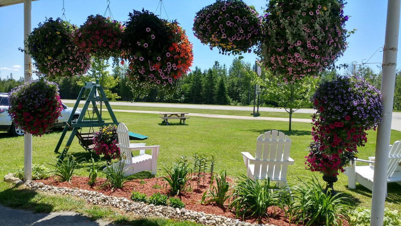 Sunset Motel At Armand'S Gardens Saint Ignace Exterior photo