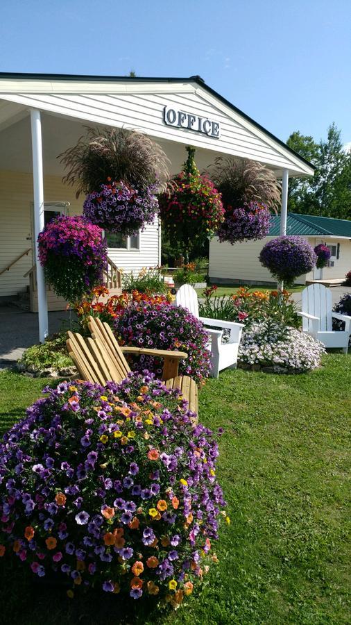 Sunset Motel At Armand'S Gardens Saint Ignace Exterior photo