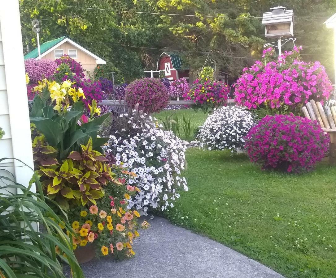 Sunset Motel At Armand'S Gardens Saint Ignace Exterior photo